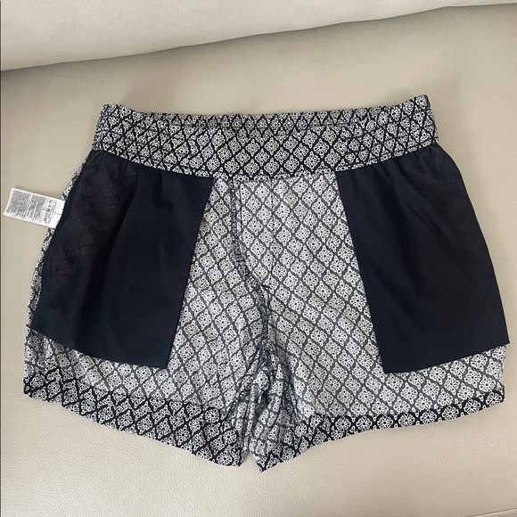 Old Navy Black and White  Women's Shorts - Picture 7 of 8